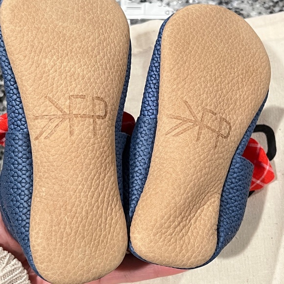 New! Freshly Picked knotted bow moccasins blue jean - Picture 2 of 4